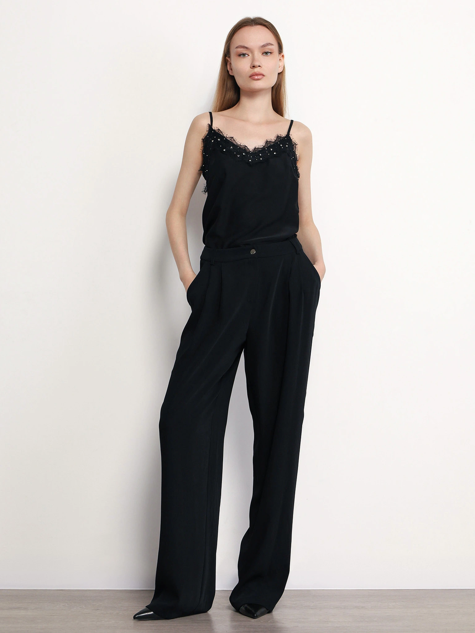 Брюки черного цвета расклешенного кроя